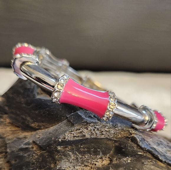 NWOT Lia Sophia Lia Sophia "Spectrum" Berry Pink & rhinestone stretchy bracelet - Picture 3 of 4